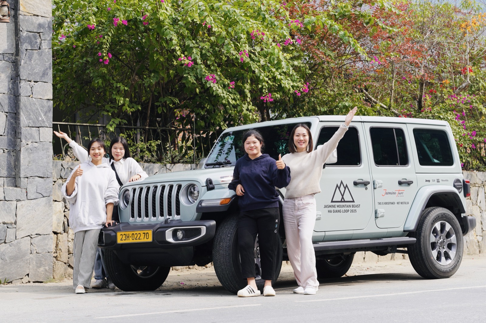 Bùi Thu Thủy cùng đội ngũ Jasmine Tour bên chiếc Jeep tour Hà Giang Loop