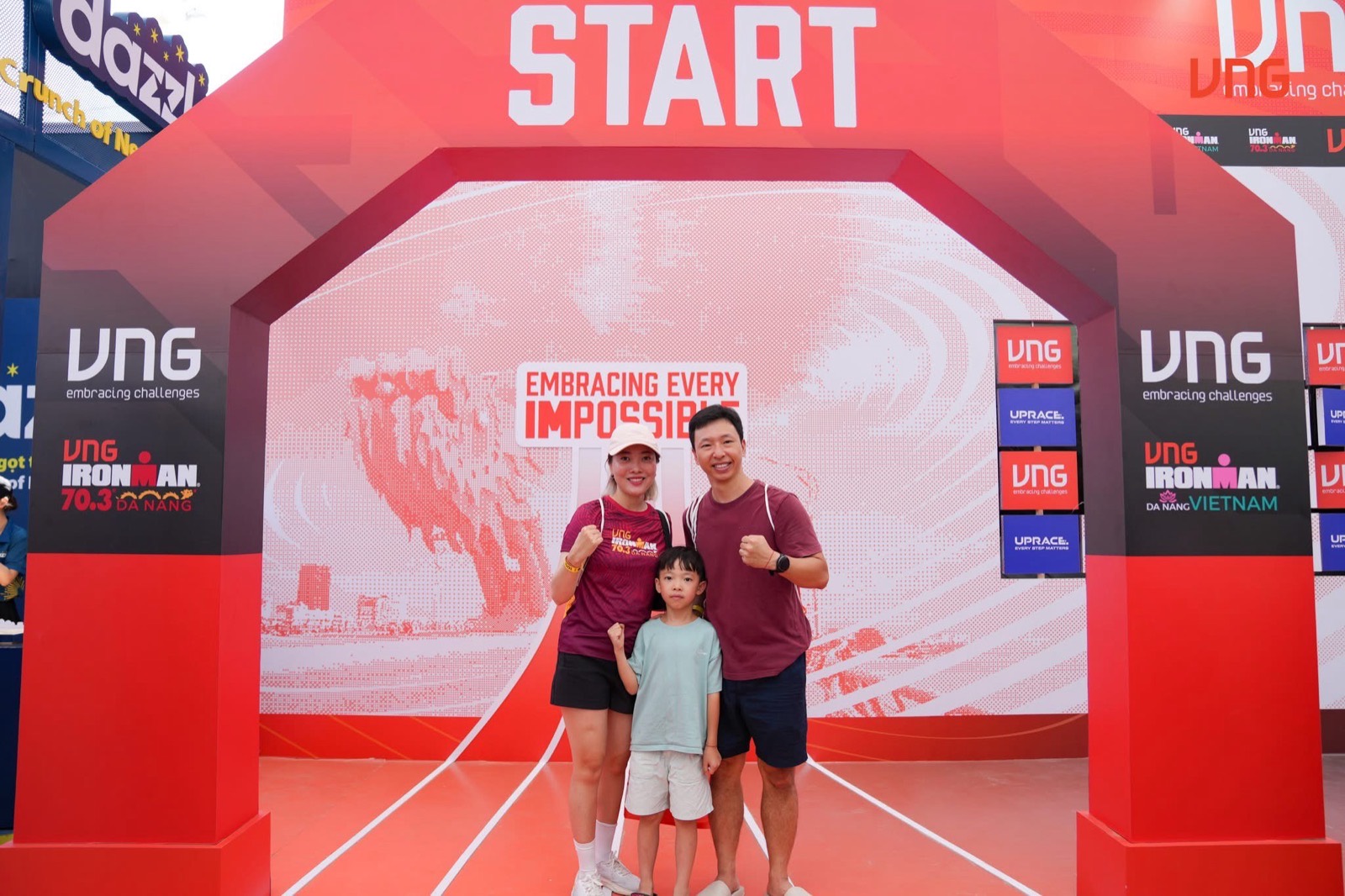 Bùi Thu Thủy cùng chồng và con trai tại vạch xuất phát giải VNG Ironman 70.3 Đà Nẵng