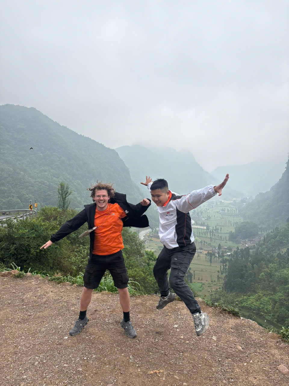 Bình minh trên một con đèo Hà Giang trong sương
