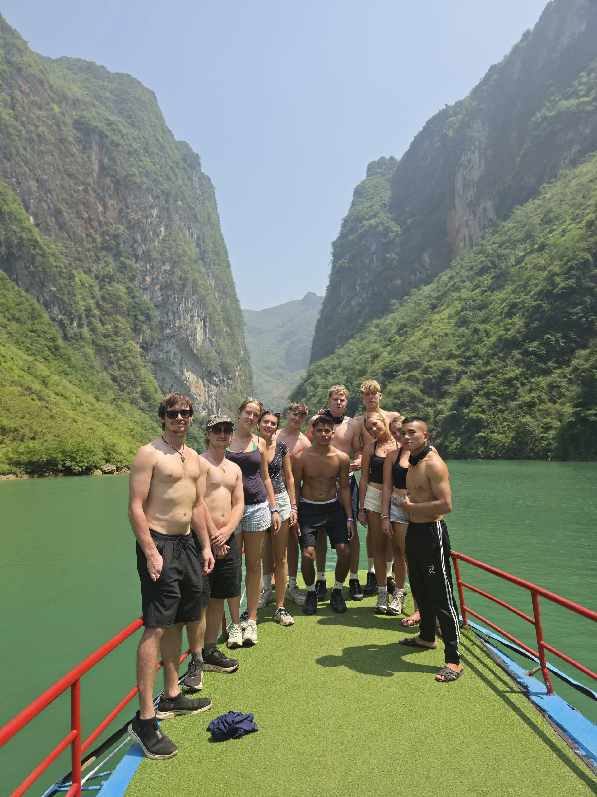 Thuyền xuôi hẻm Tu Sản giữa vách núi Hà Giang