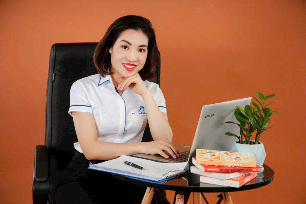 Vũ Thị Thơ tại bàn làm việc của Đại lý Thuế Thái Phong